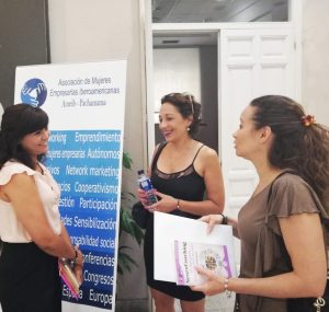 marite-rodriguez-conferenciante-con-mujeres-conversando-en-evento profesional.